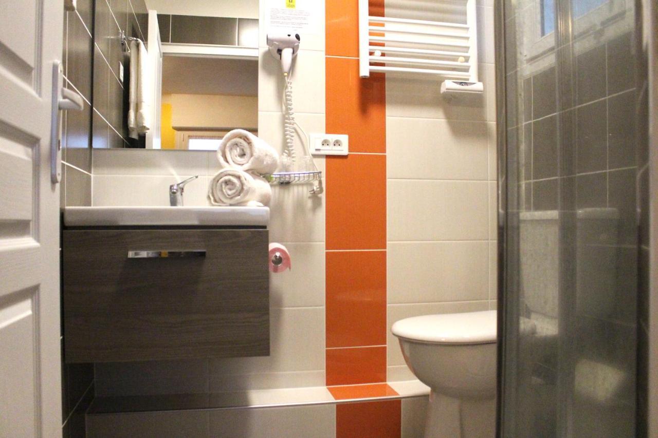 Aux Tauzins Hotel Montfort-en-Chalosse Ngoại thất bức ảnh